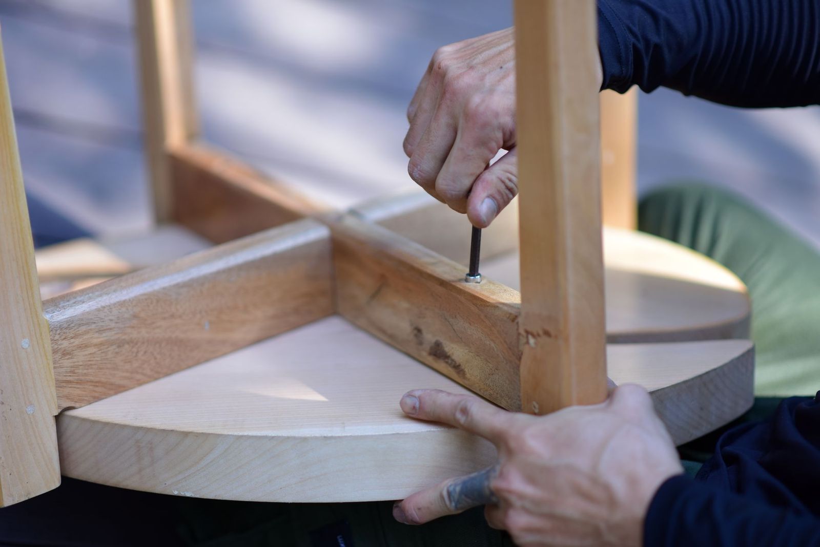 Hände montieren einen Holzhocker
